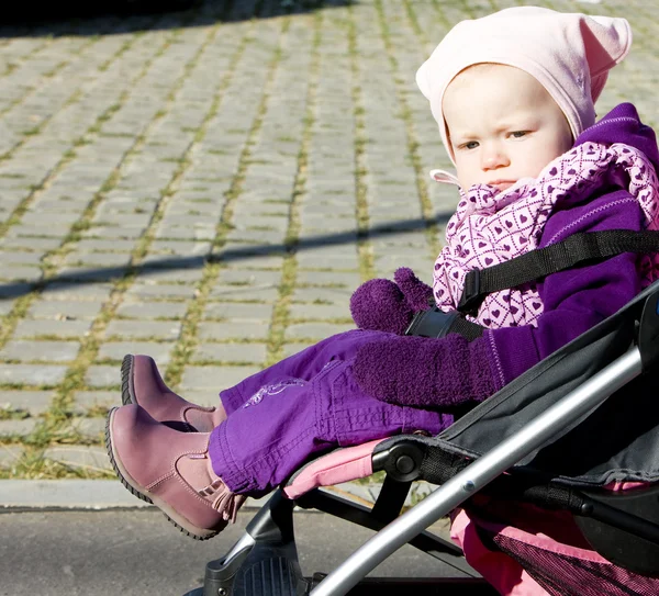 Criança em carrinho de bebé — Fotografia de Stock
