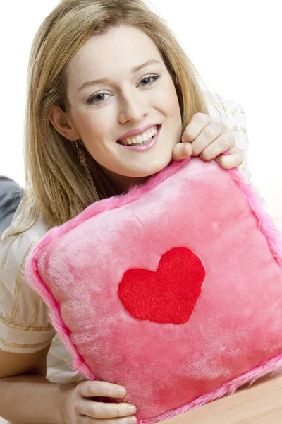 Женщина, держащая подушку — стоковое фото