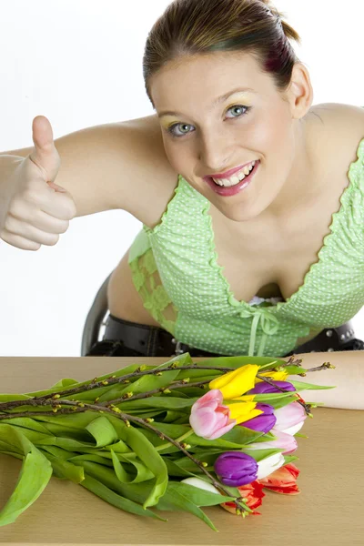 Donna con tulipani — Foto Stock