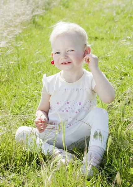 Toddler with cherries — Stock Photo, Image