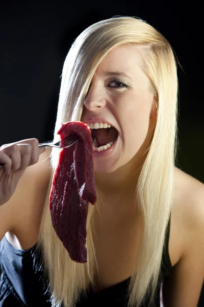 Mujer con carne cruda — Foto de Stock