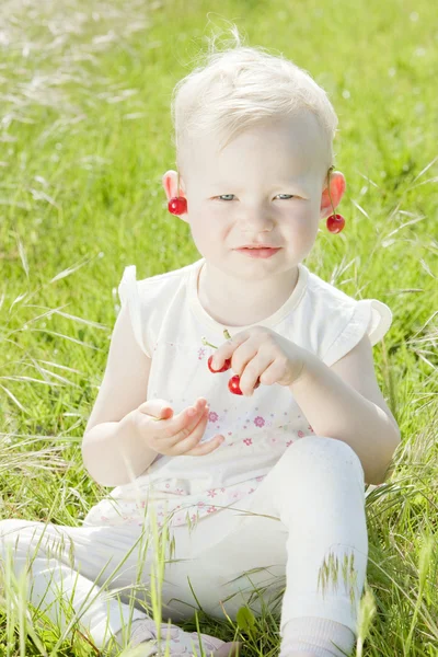 Маленька дівчинка з вишнями — стокове фото