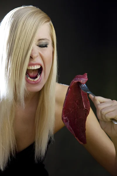Женщина с сырым мясом — стоковое фото