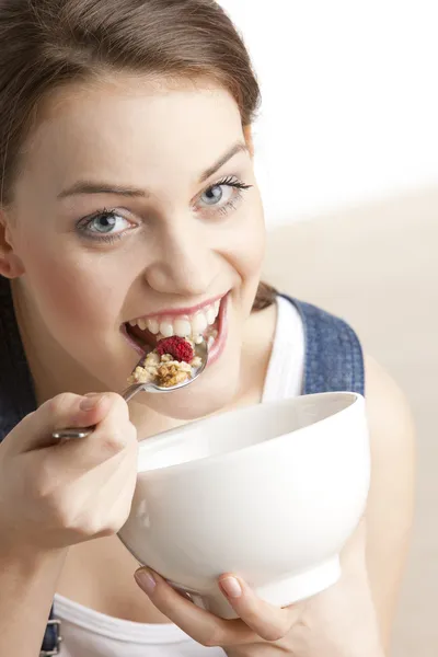 Mulher comendo cereais — Fotografia de Stock