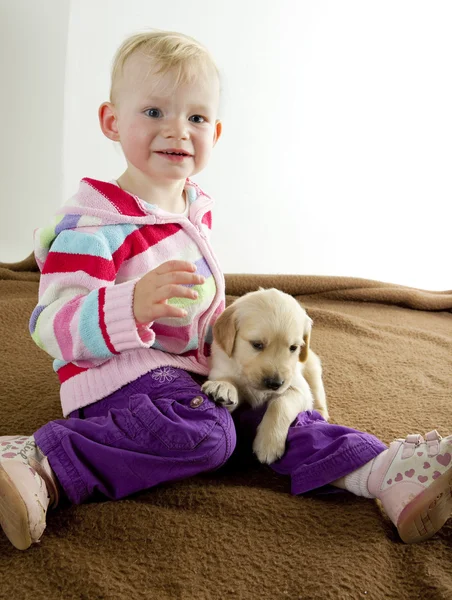 Bambino con cucciolo — Foto Stock
