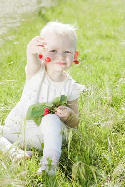 Menina com cerejas — Fotografia de Stock