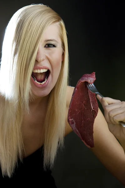 Žena s syrové maso — Stock fotografie