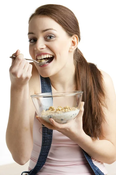 穀物を食べる女性 — ストック写真