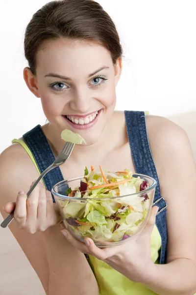 Kvinna äter sallad — Stockfoto