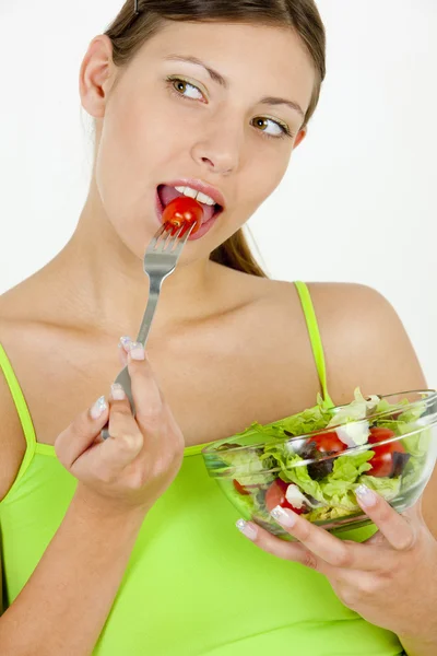 Vrouw die salade eet — Stockfoto