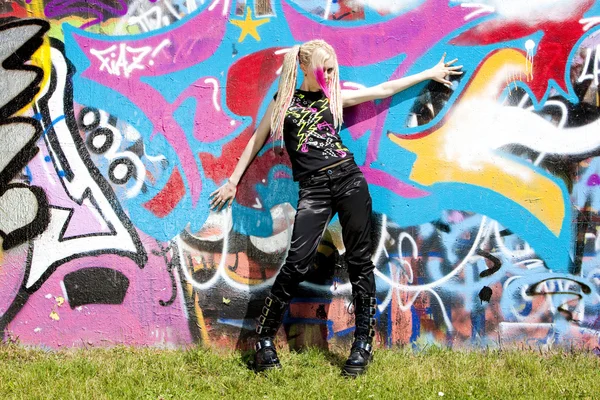 stock image Woman at graffitti wall