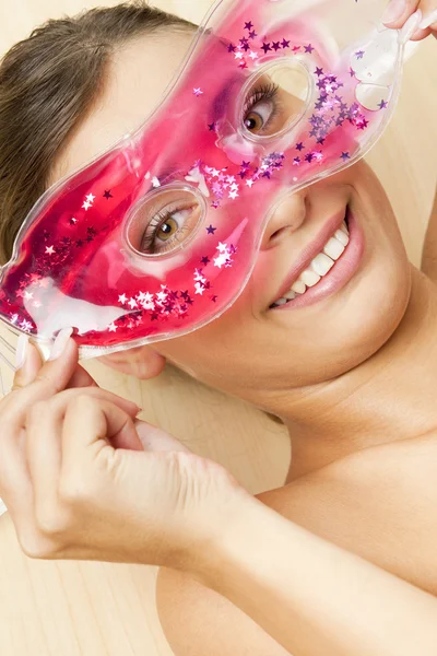 Vrouw met koeling gezichtsmasker — Stockfoto