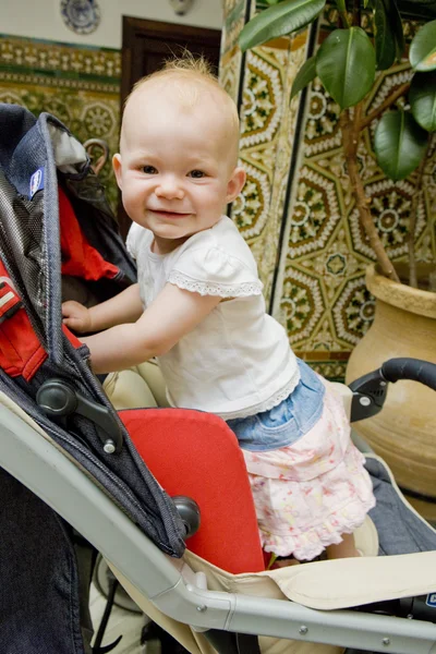 Criança em carrinho de bebé — Fotografia de Stock