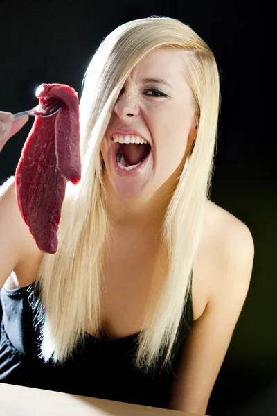 Kobieta z surowego mięsa — Zdjęcie stockowe