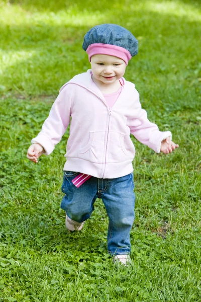 Yürümeye başlayan çocuk — Stok fotoğraf