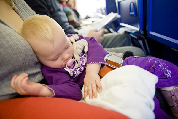 Criança no avião — Fotografia de Stock