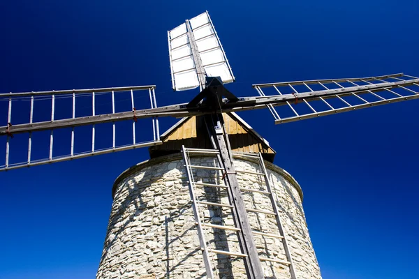 Moinho de vento em França — Fotografia de Stock