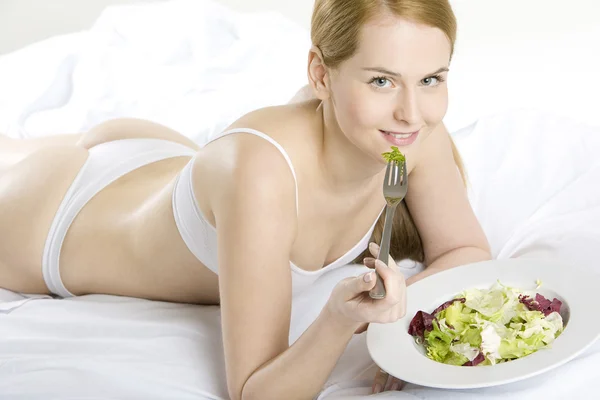 吃沙拉的女人 — 图库照片