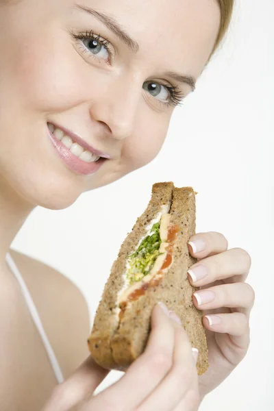 Sandviç olan kadın — Stok fotoğraf