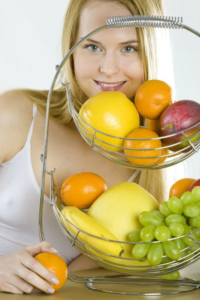 Mujer con fruta — Foto de Stock
