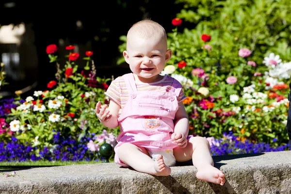 Toddler in garden — Stock Photo, Image