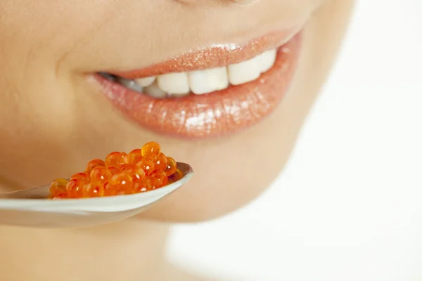 Mulher com caviar vermelho — Fotografia de Stock