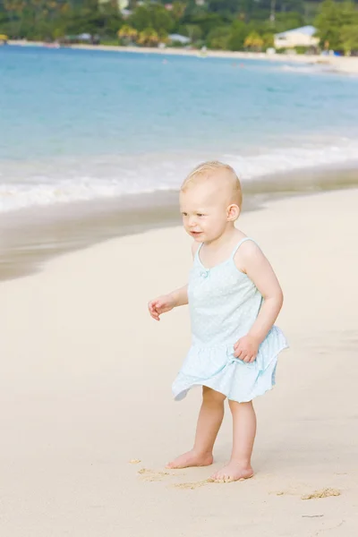 Toddler on the beach — Stock Photo, Image