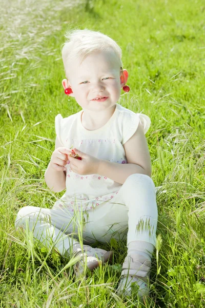 Niño pequeño con cerezas —  Fotos de Stock