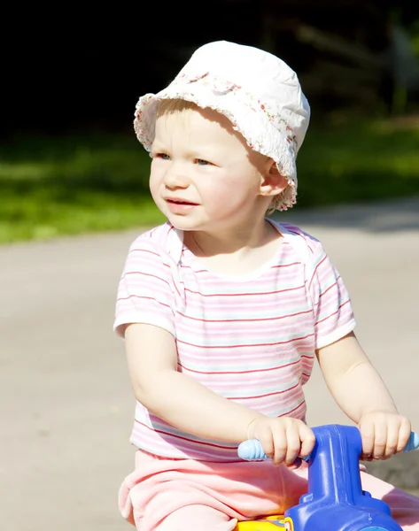 Criança em motocicleta de brinquedo — Fotografia de Stock