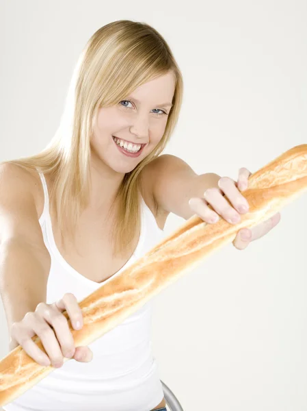 Vrouw met stokbrood — Stockfoto