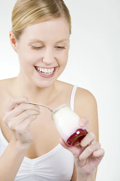 Femme mangeant du yaourt — Photo
