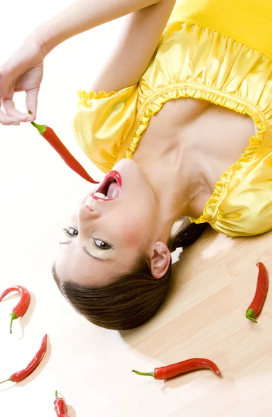 Žena s chilis — Stock fotografie
