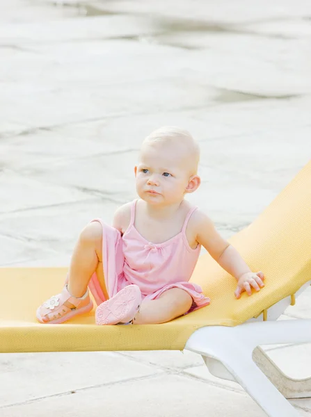 Küçük kız plaj sandalye — Stok fotoğraf
