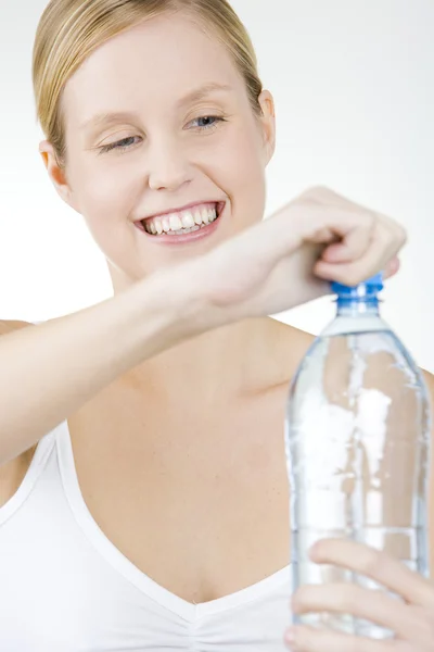 Vrouw met fles water — Stockfoto