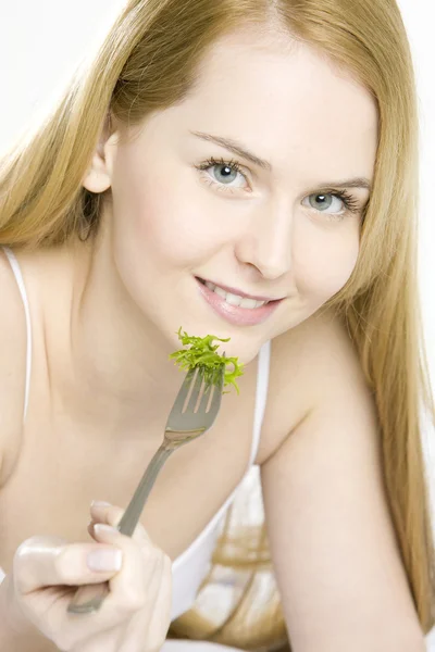 Жінка їдять салат — стокове фото