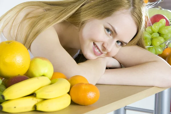 Donna con frutta — Foto Stock
