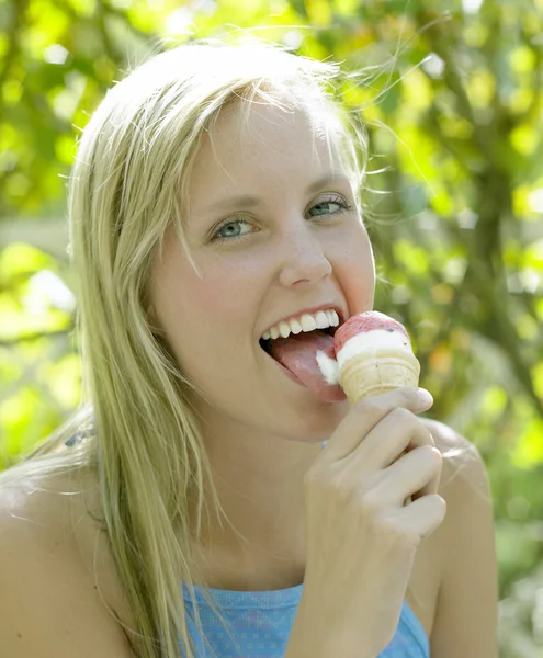 아이스크림을 먹는 여자 — 스톡 사진