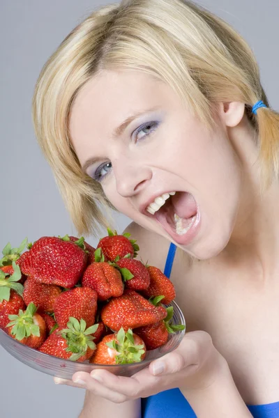 Mujer con fresas — Foto de Stock