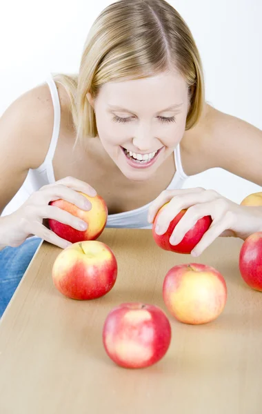 Жінка з яблуками — стокове фото