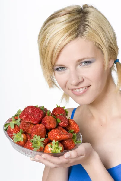 Kvinna med jordgubbar — Stockfoto