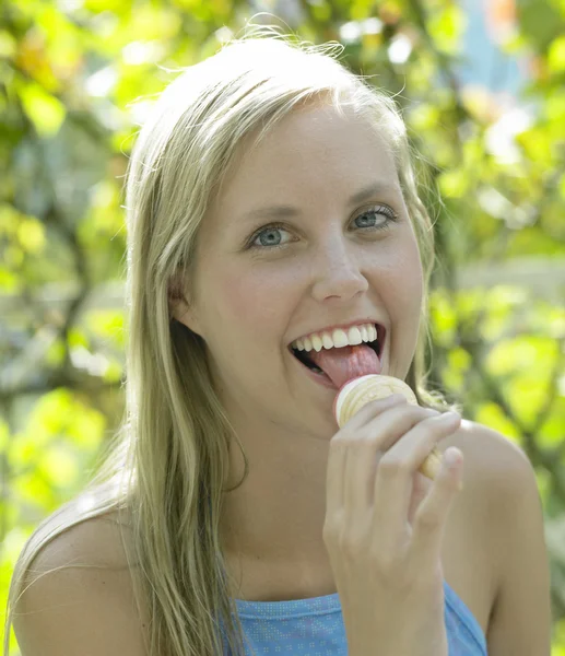 아이스크림을 먹는 여자 — 스톡 사진