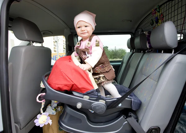 Enfant en bas âge dans le siège auto — Photo