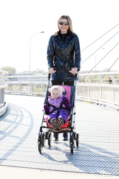 Mujer con niño pequeño a pie —  Fotos de Stock