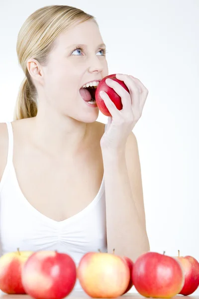 Kobieta z jabłkami — Zdjęcie stockowe