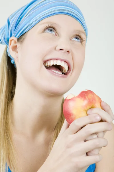 Mujer con una manzana — Foto de Stock