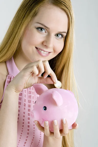 Mulher com um banco porquinho — Fotografia de Stock