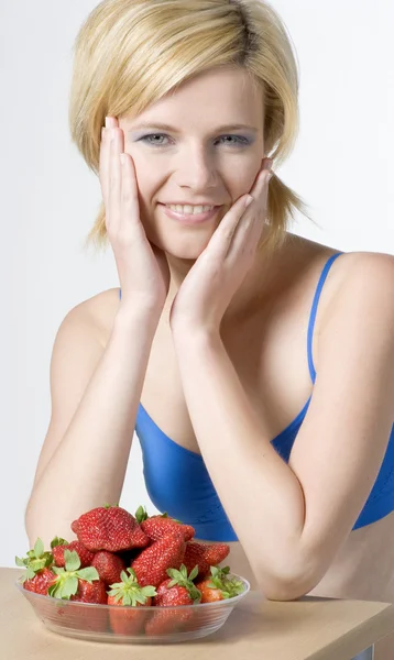 딸기와 여자 — 스톡 사진