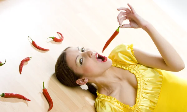 Chilis を持つ女性 — ストック写真
