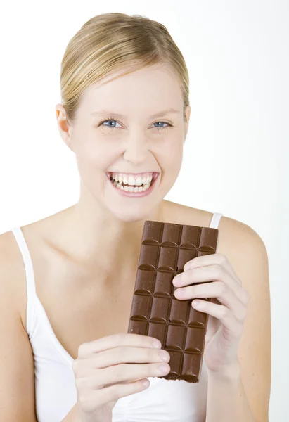 チョコレートを持つ女性 — ストック写真
