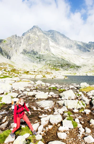 Perempuan backpacker di High Tatras — Stok Foto